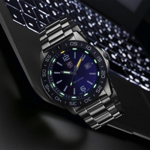 Luminox Pacific Diver 3120 Series 3123 Blue/White Front Side Closed With Background