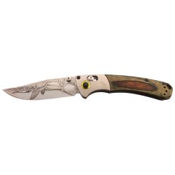 Benchmade Mini Crooked River 2022 Artist Series Casey Underwood Limited Edition Mallard Duck CPM-S30V Clip-point Engraved Plain Blade Contoured Stabilized Green Wood Handle Engraved Aluminum Bolster Stainless Steel Liners Yellow Anodized Aluminum Pivot Ring White G10 Backspacer Front Side Open