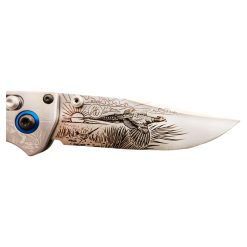 Benchmade Mini Crooked River 2022 Artist Series Casey Underwood Limited Edition Pheasant CPM-S30V Clip-point Engraved Plain Blade Contoured Stabilized Rosewood Handle Engraved Aluminum Bolster Stainless Steel Liners Blue Anodized Aluminum Pivot Ring White G10 Backspacer Back Side Blade Close Up
